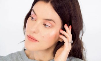 ROSY, GLOSSY EYE LOOK